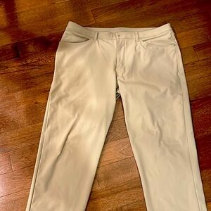 Lululemon five-pocket men’s stretch pants. Excellent condition. Size 38.